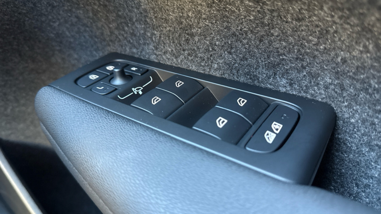 Volvo XC40 2.0 B4P Ultra Dark 5dr Auto Petrol Estate